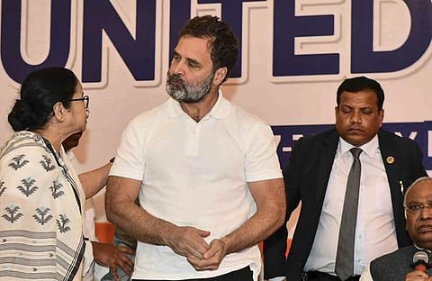 പ്രതിപക്ഷ പാര്‍ട്ടികളുടെ യോഗത്തില്‍ രാഹുല്‍ ഗാന്ധിയും മമത ബാനര്‍ജിയും/പിടിഐ