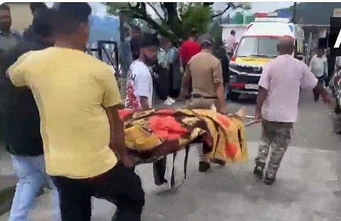 പരിക്കേറ്റവരെ ആശുപത്രിയിലെത്തിക്കുന്നു/ വീഡിയോ ദൃശ്യം