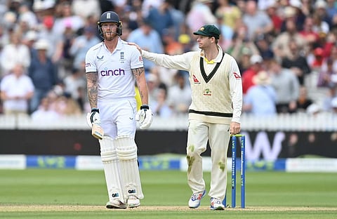 പുറത്തായ സ്റ്റോക്സിനെ ആശ്വസിപ്പിക്കുന്ന സ്മിത്ത്/ ട്വിറ്റർ