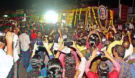 ഉമ്മന്‍ചാണ്ടിയുടെ വിലാപയാത്ര/ എക്‌സ്പ്രസ്‌