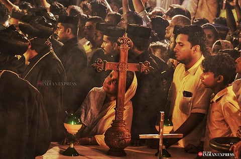 ഉമ്മൻ ചാണ്ടിയുടെ അന്ത്യ കർമങ്ങൾ നടക്കുമ്പോൾ നിശബ്ദയായി ദുഃഖം കടിച്ചമർത്തി ഇരിക്കുന്ന അദ്ദേഹത്തിന്റെ പ്രിയ പത്നി മറിയാമ്മ ഉമ്മൻ/ ഫോട്ടോ: എ സനേഷ്/ എക്സ്പ്രസ്