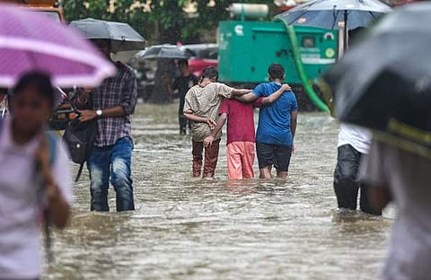 മുംബൈയിലെ താഴ്ന്ന പ്രദേശത്ത് വെള്ളക്കെട്ട് തുടരുന്നു