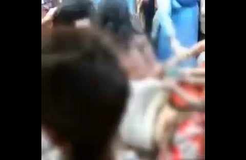 സ്ത്രീകളെ വിവസ്ത്രരാക്കി ആള്‍ക്കൂട്ടം ഉപദ്രവിക്കുന്ന ദൃശ്യം, സ്‌ക്രീന്‍ഷോട്ട്