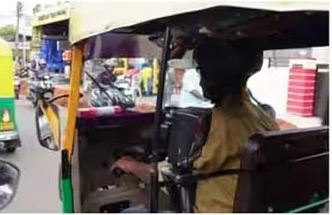 ഹെൽമെറ്റ് വെച്ച് ഡ്രൈവറുടെ പ്രതിഷേധം/ ടെലിവിഷൻ സ്ക്രീൻഷോട്ട്