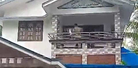 മോഷണം നടന്ന വീട്ടിൽ പൊലീസ് പരിശോധന നടത്തുന്നു/ ടെലിവിഷൻ ദൃശ്യം