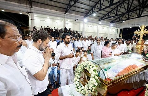 ഉമ്മൻചാണ്ടിക്ക് രാഹുൽ​ഗാന്ധി അന്ത്യാഞ്ജലി അർപ്പിക്കുന്നു/ ഫയൽ