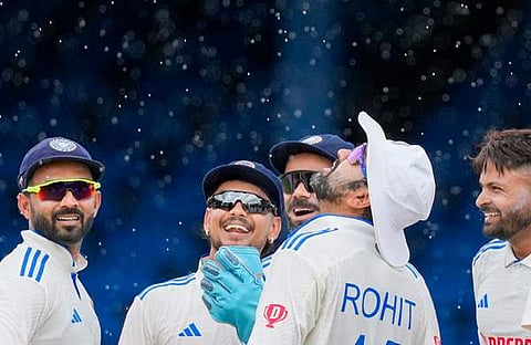 വിക്കറ്റ് നേട്ടം ആഘോഷിച്ച് രോഹിത് ശർമ്മയും കൂട്ടരും/ പിടിഐ