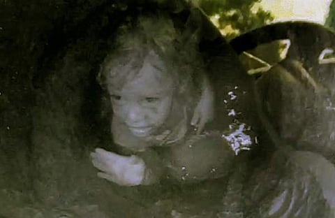 കുഴൽകിണറ്റിൽ കുഞ്ഞ് കുടുങ്ങിക്കിടക്കുന്നു/ ചിത്രം: പിടിഐ