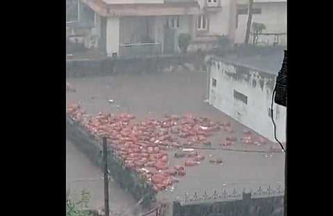 വെള്ളപ്പൊക്കത്തില്‍ ഗ്യാസ് സിലിണ്ടറുകള്‍ ഒലിച്ചുപോകുന്ന ദൃശ്യം