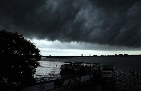 കൊച്ചിയില്‍ കാര്‍മേഘം ഇരുണ്ടുകൂടിയപ്പോള്‍, ഫോട്ടോ: സൂരജ് ടിപി/ എക്‌സ്പ്രസ്