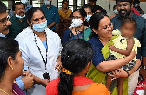 കുഞ്ഞിനൊപ്പം വീണാ ജോര്‍ജ്/ ആരോഗ്യമന്ത്രിയുടെ ഫെയ്‌സ്ബുക്ക് പേജ്