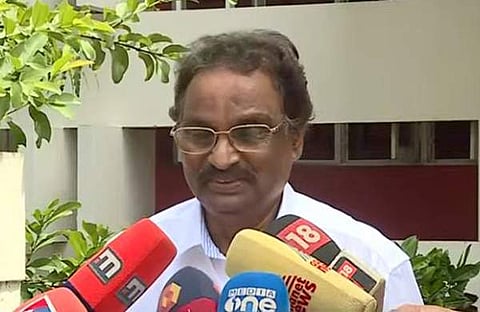 എകെ ബാലന്‍ മാധ്യമങ്ങളോടു സംസാരിക്കുന്നു/ടിവി ദൃശ്യം