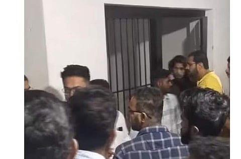 റോജി എം ജോണ്‍ ലോക്കപ്പ് തുറന്ന് പ്രവര്‍ത്തകരെ പുറത്തിറക്കുന്നു/വീഡിയോ സ്‌ക്രീന്‍ഷോട്ട്