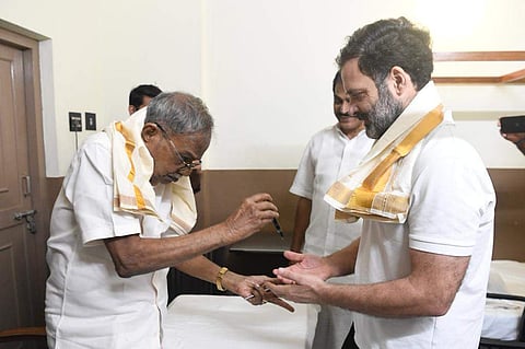 രാഹുലിന് പേന സമ്മാനിക്കുന്ന എംടി/ ട്വിറ്റര്‍