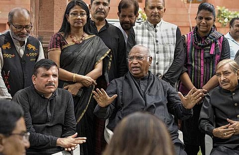 പ്രതിപക്ഷ അംഗങ്ങള്‍ കറുപ്പണിഞ്ഞ് പ്രതിഷേധത്തില്‍/പിടിഐ