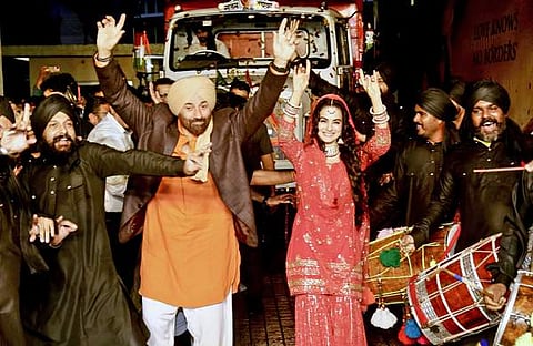 ബോളിവുഡ് താരങ്ങളായ സണ്ണി ഡിയോളും അമീഷ പട്ടേലും പുതിയ ചിത്രമായ ഗദര്‍ 2ന്റെ ട്രെയിലര്‍ ലോഞ്ചിനിടെ/ എഎന്‍ഐ