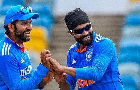 വിക്കറ്റെടുത്ത ജഡേജയെ അഭിനന്ദിക്കുന്ന ക്യാപ്റ്റൻ രോഹിത് ശർമ/ പിടിഐ