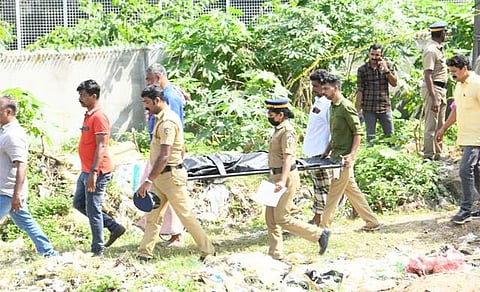 കുട്ടിയുടെ മൃതദേഹം ആശുപത്രിയിലേക്ക് മാറ്റുന്നു/എക്‌സ്പ്രസ്