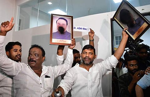 മഹാരാഷ്ട്ര സര്‍ക്കാരില്‍ അംഗങ്ങളായ എന്‍സിപി ഫോട്ടോയില്‍ കരിപൂശി പാര്‍ട്ടി പ്രവര്‍ത്തകര്‍/പിടിഐ