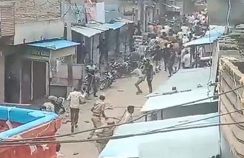 പ്രതിഷേധിച്ച നാട്ടുകാരെ പൊലീസ് ഓടിക്കുന്നു/ ട്വിറ്റര്‍ ചിത്രം