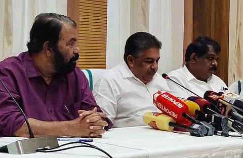 സജി ചെറിയാന്‍ മാധ്യമങ്ങളെ കാണുന്നു