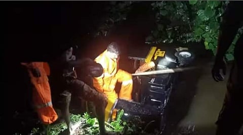 രക്ഷാപ്രവര്‍ത്തനത്തിന്റെ ചിത്രം