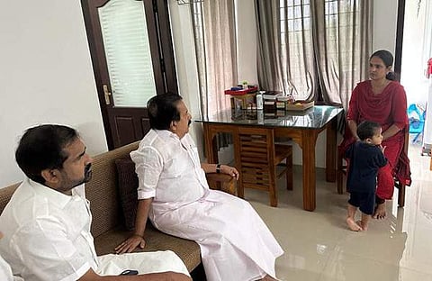 രമേശ് ചെന്നിത്തല ഷീലാ സണ്ണിയെ കാണാനെത്തിയപ്പോള്‍/ഫെയ്‌സ്ബുക്ക്‌