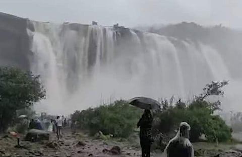 കനത്തമഴയില്‍ അതിരപ്പിള്ളി വെള്ളച്ചാട്ടം സമൃദ്ധമായി ഒഴുകുന്ന ദൃശ്യം, സ്‌ക്രീന്‍ഷോട്ട്