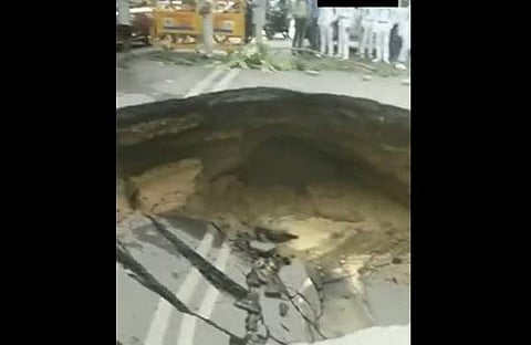 റോഡില്‍ ഗര്‍ത്തം രൂപപ്പെട്ടതിന്റെ വീഡിയോ ദൃശ്യം/ എഎന്‍ഐ