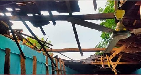 തകര്‍ന്ന സ്‌കൂളിന്റെ മേല്‍ക്കൂര