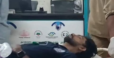 പരിക്കേറ്റ രോഹിതിനെ ആശുപത്രിയിലേക്ക് മാറ്റുന്നു/വീഡിയോ സ്‌ക്രീന്‍ഷോട്ട്