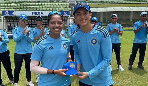 സ്മൃതി മന്ധാനയിൽ നിന്നു ഇന്ത്യൻ ക്യാപ് സ്വീകരിക്കുന്ന മിന്നു മണി/ ട്വിറ്റർ