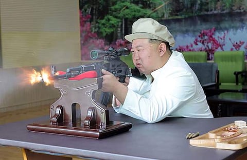 ആയുധങ്ങള്‍ പരിശോധിക്കുന്ന കിം/കെസിഎന്‍എ