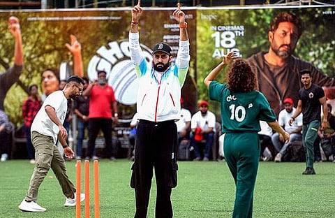 ഘൂമർ സിനിമയുടെ പ്രമോഷൻ പരിപാടിയിൽ അഭിഷേക് ബച്ചൻ, സയാമി ഖേർ, അംഗദ് ബേദി മുംബൈയിൽ