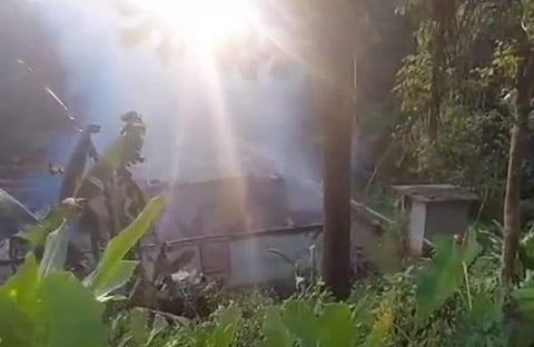 ഫയര്‍ഫോഴ്‌സ് തീ അണയ്ക്കാന്‍ ശ്രമിക്കുന്നു/  ടിവി ദൃശ്യം