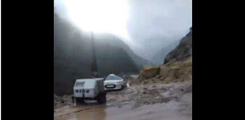 മണ്ഡി - കുളു ദേശീയപാതയില്‍ കഴിഞ്ഞ ദിവസമുണ്ടായ മണ്ണിടിച്ചിലിന്റെ വിഡിയോ ദൃശ്യം