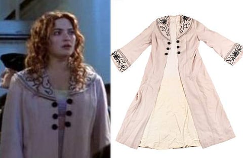 കേറ്റ് ധരിച്ച ഓവർകോട്ട്/ എക്‌സ്