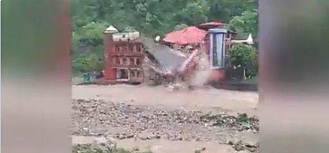 ഡെറാഡൂണ്‍ ഡിഫന്‍സ് കോളജ് തകര്‍ന്നു വീഴുന്ന വിഡിയോ ദൃശ്യം