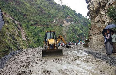 ഹിമാചല്‍ചലിലുണ്ടായ മേഘവിസ്‌ഫോടനത്തില്‍ തകര്‍ന്ന റോഡുകള്‍