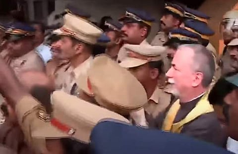 ആർച്ച് ബിഷപ്പ് സിറിൽ വാസിൽ പള്ളിയിൽ നടത്താൻ എത്തിയപ്പോൾ/ ടെലിവിഷൻ സ്ക്രീൻഷോട്ട്