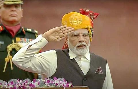 പ്രധാനമന്ത്രി ചെങ്കോട്ടയില്‍ ദേശീയപതാകയെ സല്യൂട്ട് ചെയ്യുന്നു/ പിടിഐ