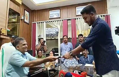 ജെയ്ക് സി തോമസ് നാമനിര്‍ദേശ പത്രിക സമര്‍പ്പിക്കുന്നു/ ഫെയ്‌സ്ബുക്ക്‌