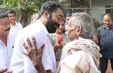 ചാണ്ടി ഉമ്മന്‍ തെരഞ്ഞെടുപ്പ് പ്രചാരണത്തിനിടെ/ ഫെയ്‌സ്ബുക്ക്