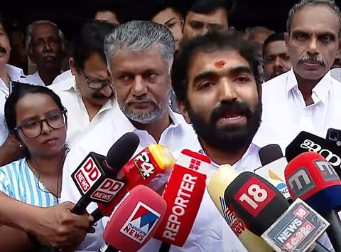 ചാണ്ടി ഉമ്മന്‍ മാധ്യമങ്ങളെ കാണുന്നു