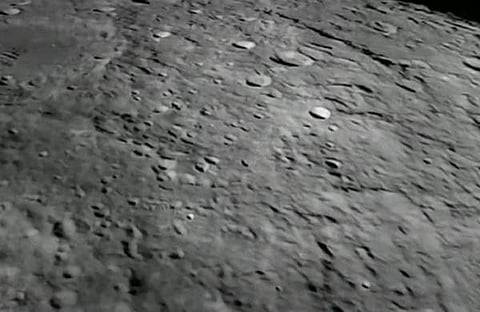 വിക്രം ലാന്‍ഡര്‍ പകര്‍ത്തിയ ചന്ദ്രന്റെ ഉപരിതലത്തിലെ ഗര്‍ത്തങ്ങളുടെ ദൃശ്യങ്ങള്‍/ ട്വിറ്ററില്‍ ഐഎസ്ആര്‍ഒ പങ്കുവെച്ചത്‌