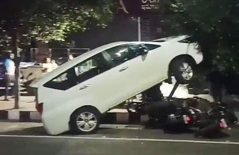 ഇടിച്ചിട്ട ഇന്നോവയുടെ വീഡിയോ ദൃശ്യം