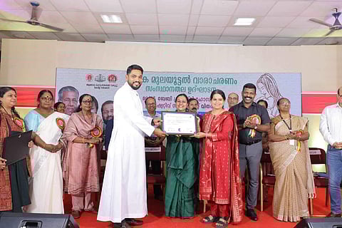 മന്ത്രി വീണാ ജോർജിൽ നിന്നും ഫാ.ഡോ. ബിനു കുന്നത്ത് പുരസ്കാരം ഏറ്റുവാങ്ങുന്നു