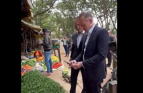 പച്ചക്കറി വില്‍പ്പനക്കാരന് പണം നല്‍കുന്നതിന് ജര്‍മ്മന്‍ മന്ത്രി യുപിഐ സംവിധാനം ഉപയോഗിക്കുന്ന ദൃശ്യം, എഎന്‍ഐ