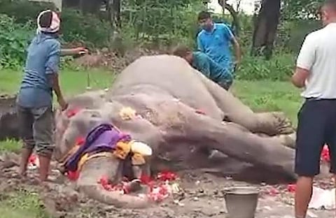 ബിജുലി പ്രസാദിന് അന്തിമോപചാരം അർപ്പിക്കുന്ന ദൃശ്യം