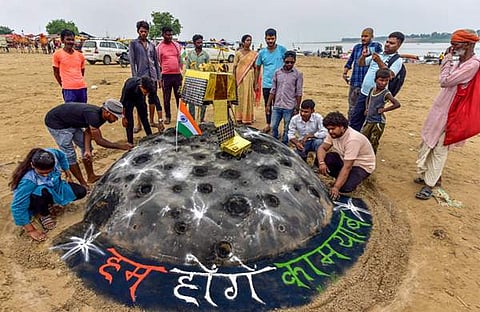 ചന്ദ്രയാൻ 3 വിജയം ആശംസിച്ച് ഒരുക്കിയ മണൽ ശിൽപം/പിടിഐ